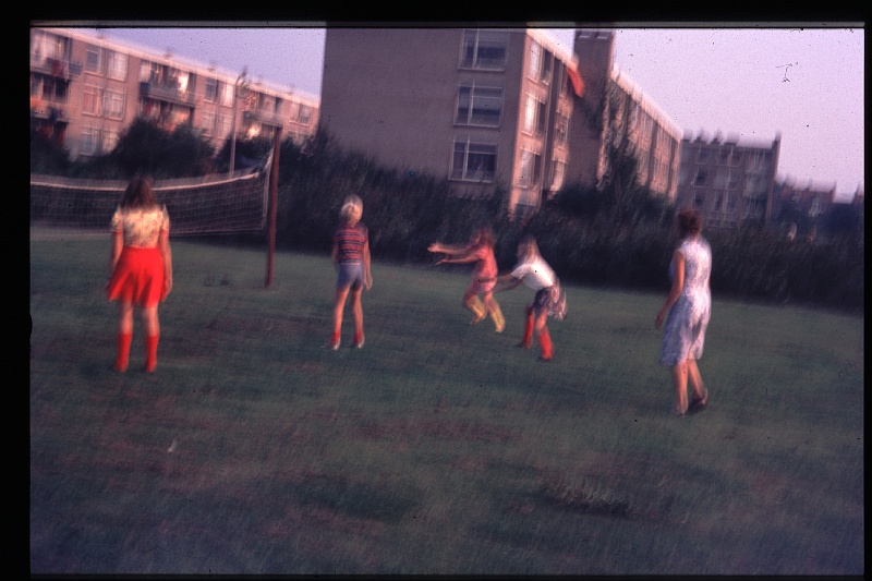 24.Delft aug 1975 Mama,Yvonne,Brigitte,Annette,Peter.JPG